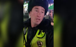Патрульный отказался регулировать пробку в центре Бишкека. Это возмутило прохожего. <b>Видео</b>