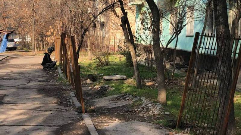 Бишкекчанин: Законно ли устанавливается забор на ул.Сыдыкова?
