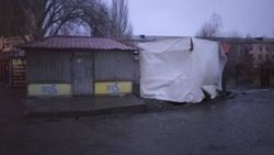 Жители улицы Кубаныч просят убрать павильоны с обочины дороги <i>(фото)</i>