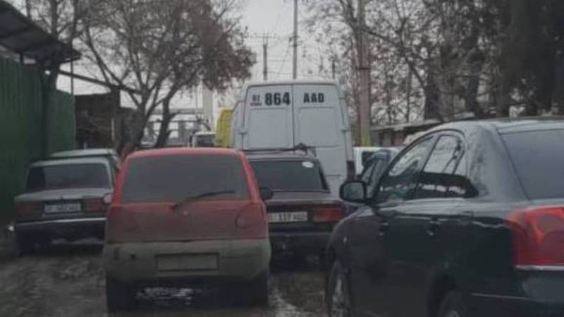 На Рыскулова-Чымкентской строительная техника перекрыла дорогу. Видео