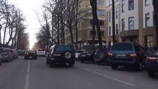 На ул.Логвиненко с двух сторон припаркованы машины, они мешают движению, - житель (видео)