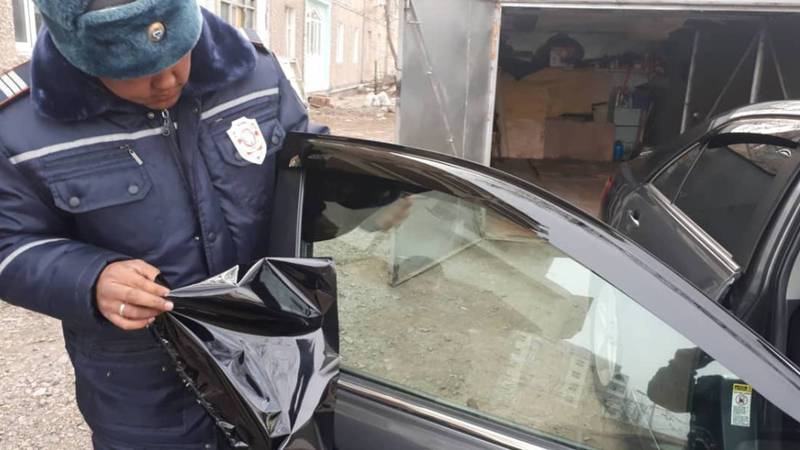 Установлен водитель затонированной «Тойоты» в Балыкчы, снята тонировка с машины, а водитель оштрафован