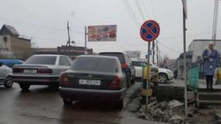 На ул.Бакиева в Жалал-Абаде водители паркуются в неположенном месте. Фото