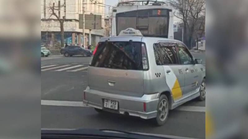 На ул.Киевской водитель троллейбуса нарушил ПДД. Видео