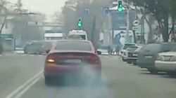 В Бишкеке сильно дымит «Мазда». Видео