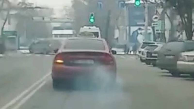 В Бишкеке сильно дымит «Мазда». Видео