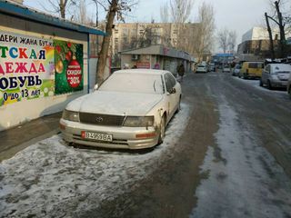 Уже несколько месяцев неизвестная машина стоит в переулке базарчика «Чынар», - бишкекчанин