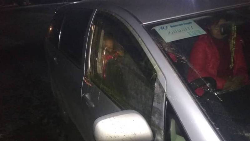 На Иссык-Куле машина чуть не попала в аварию, из-за влетевшего в машину камня (видео, фото)