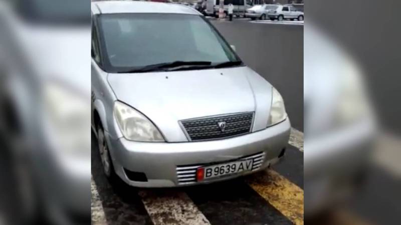 На улице Жетикашкаевой машину припарковали на «зебре»