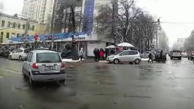 Бишкекчанин возмущен тем, что на ул.Исанова водители постоянно нарушают ПДД. Видео