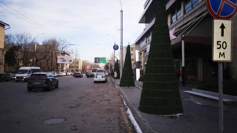 Улица Киевской очищена от автомобилей, припаркованных на проезжей части дороги - УПСМ