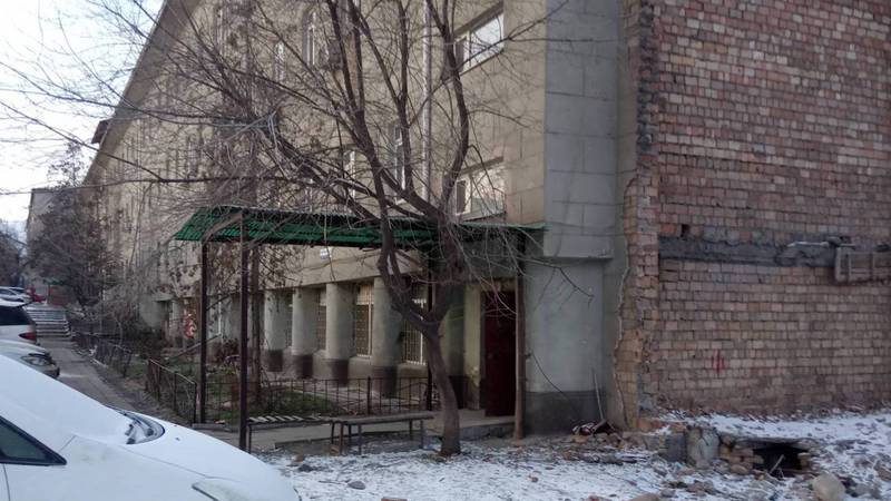 После сноса «Кыргызполиграфкомбината» наружная часть здания представляет опасность для людей, - бишкекчанин