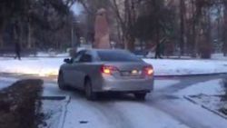 В сквер на Московской-Тоголок Молдо заезжают машины. Видео