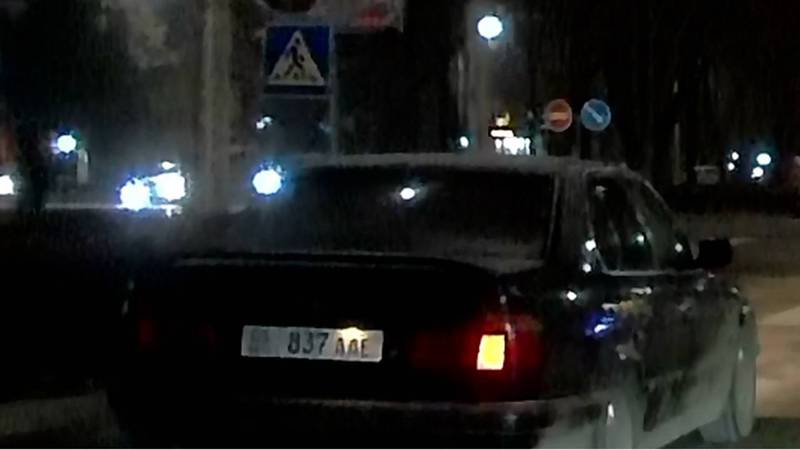 Видео — «БМВ» проехал на красный свет светофора на нескольких перекрестках