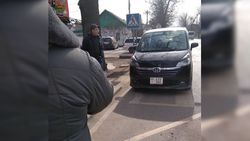 На Тоголок-Молдо – Куренкеева водители паркуются на остановке и на пешеходном переходе. Фото
