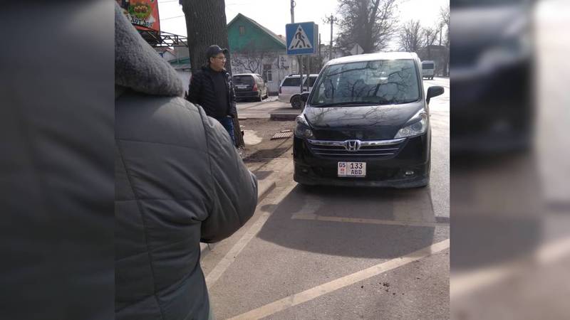 На Тоголок-Молдо – Куренкеева водители паркуются на остановке и на пешеходном переходе. Фото