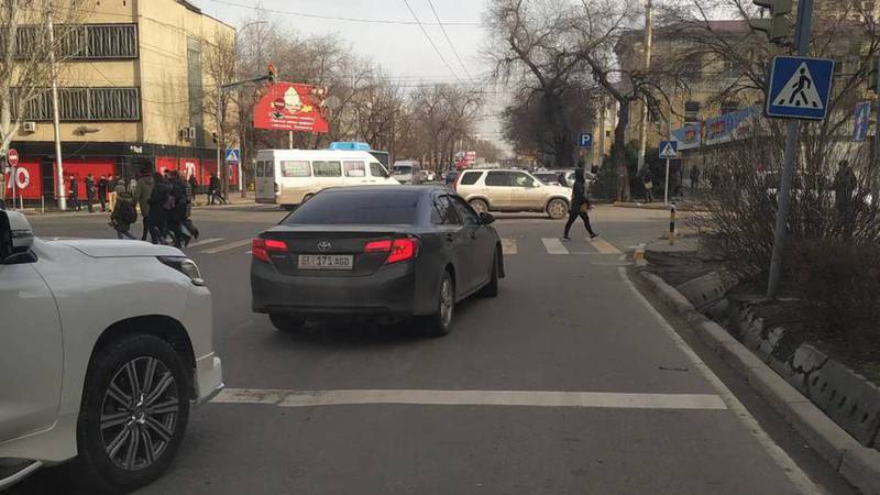 На улице Киевской водитель «Тойоты» выехал за стоп-линию.Фото
