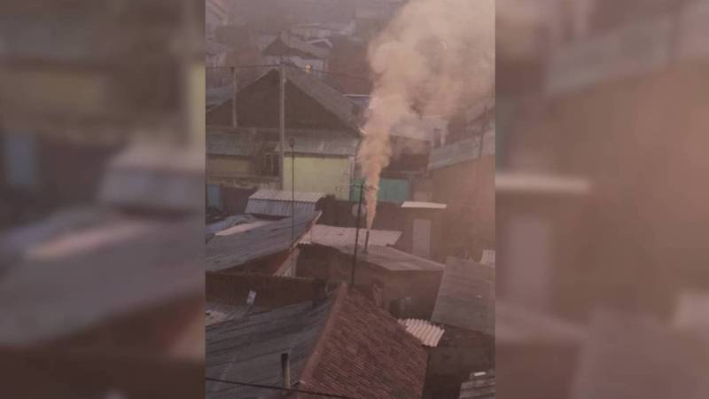 Житель мкр Восток-5 жалуется на дым и неприятный запах со стороны частного дома. Видео, фото