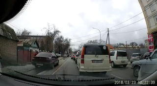 Машина необычным путем объехала пробку на Боконбаева — Молодой Гвардии <i>(видео)</i>