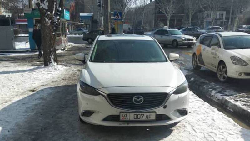 На Боконбаева-Ибраимова «Мазду» припарковали на тротуаре. Фото