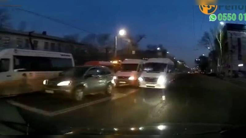 В Бишкеке водитель маршрутки создал аварийную ситуации, выехав на встречную полосу