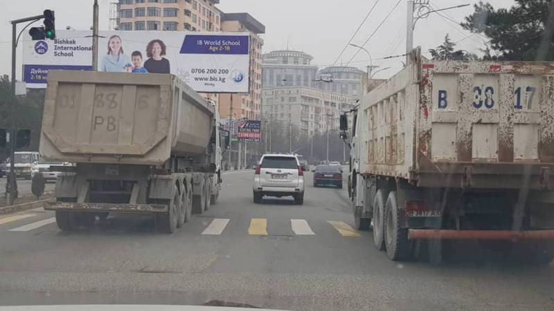 Бишкекчанин: Большегрузы портят дороги в городе. Фото