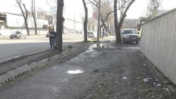 На ул.Горького напротив «Таш-Рабата» нет тротуара, - бишкекчанка
