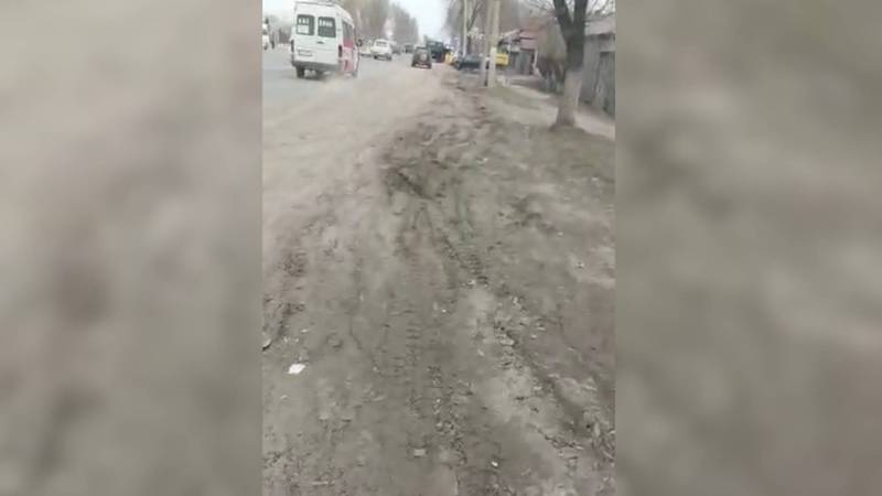 Обочина дороги на трассе Бишкек – Ош вся в грязи, - житель