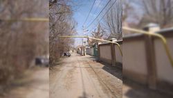 В Бишкеке водитель ЗИЛ сбил трубу газопровода, которая пересекала улицу. Он утверждает, что высота трубы не соответствует строительным нормам