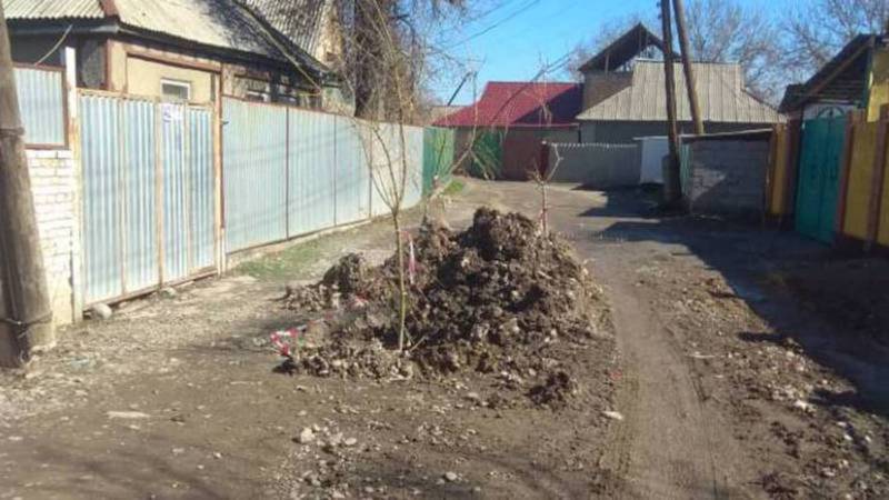 Утечка водопроводной сети в переулке Чкалова в Кара-Балте была устранена