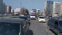 Бишкекчанин: Каждую пятницу возле мечети на ул.Сухэ Батора образовывается пробка. Видео, фото