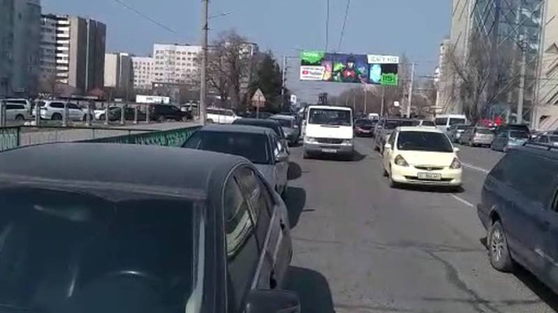Бишкекчанин: Каждую пятницу возле мечети на ул.Сухэ Батора образовывается пробка. Видео, фото
