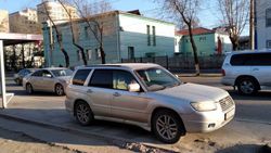 На ул.Горького водитель «Субару» припарковался на остановке. Фото
