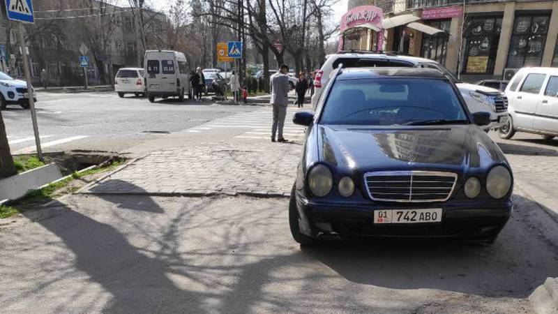 В Бишкеке водитель «Мерседеса» заехал на тротуар. Фото