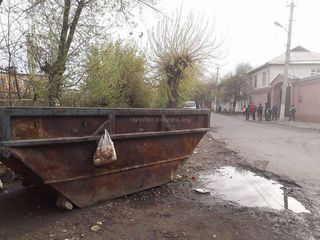 Мусор возле контейнера на ул.Суюмбаева в городе Ош убран, - мэрия