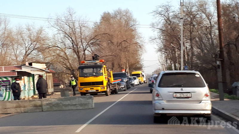 Как передвигаться по Бишкеку? Нас останавливают и требуют пропуск, - жалуются бишкекчане