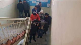 Работники Первомайского суда помогли спуститься по лестнице пожилым людям (видео)