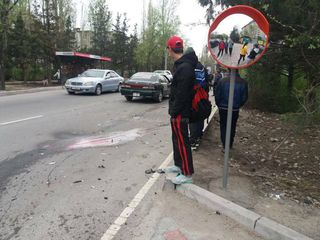 На участке ул.Каралаева в Бишкеке нет тротуаров. Жители ходят по проезжей части (фото)