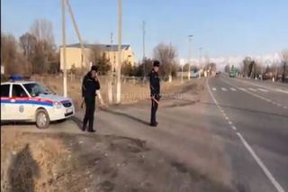 Сотрудники УОБДД сами нарушают ПДД, припарковавшись на перекрестке в Кемине, сообщает активист <i>(видео)</i>