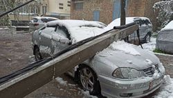 На ул.Турусбекова бетонный столб упал на «Тойоту». Видео, фото