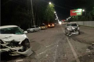 В Бишкеке на Чуй — Шабдан Баатыра лоб в лоб столкнулись две машины <i>(фото)</i>
