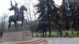 Активисты-кыргызстанцы провели субботник на территории парка Дружбы в Москве <i>(фото)</i>