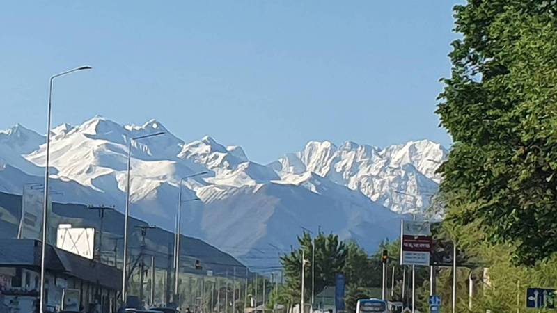 Красивый вид на горы из Бишкека. Фото горожанина