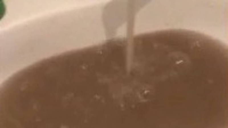 В Майлуу-Суу из крана течет грязная вода, - местная жительница. Видео