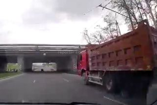 В Бишкеке на ул.Валиханова грузовик ехал со спущенным колесом (видео)