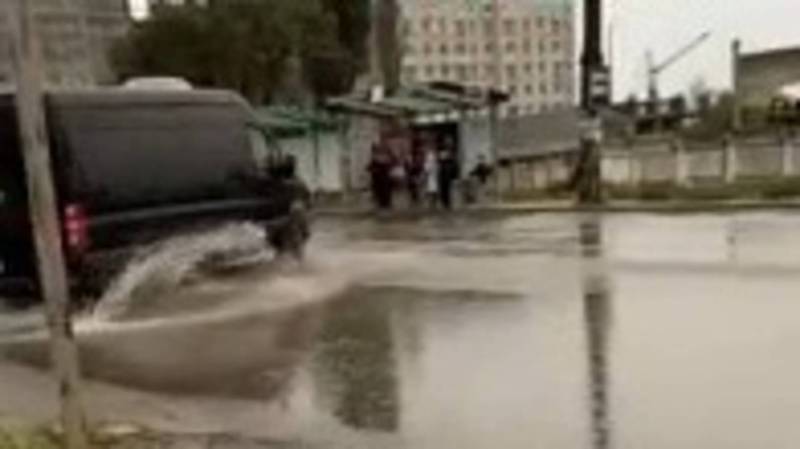 На ул.Анкара после дождя собирается много воды: «Тазалыку» поручено почистить ирригационную систему