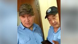 На КПП «Ак-Тилек» произошел конфликт: сотрудник назвал водителя «сасык, терпила» и выбил из руки телефон. Видео