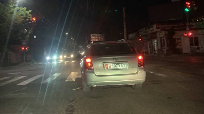 Водитель «Тойоты» пересек стоп-линию на ул.Горького. Фото очевидца