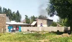 Пожар в Новопокровке. Горит двухэтажная постройка