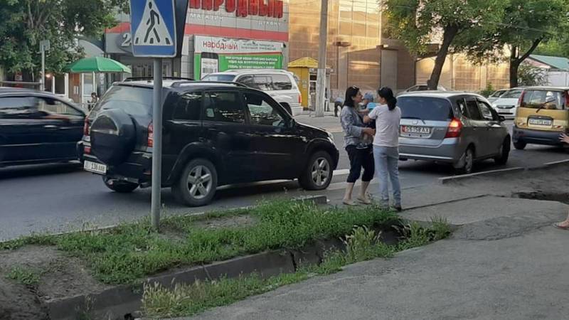 Женщина припарковала свой автомобиль на пешеходном переходе и мешала прохожим, - очевидец. Фото